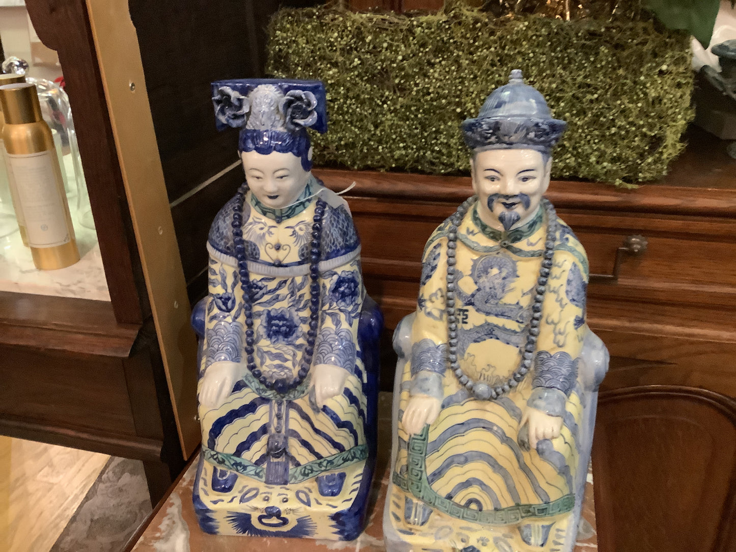 1097. Emperor empress statues