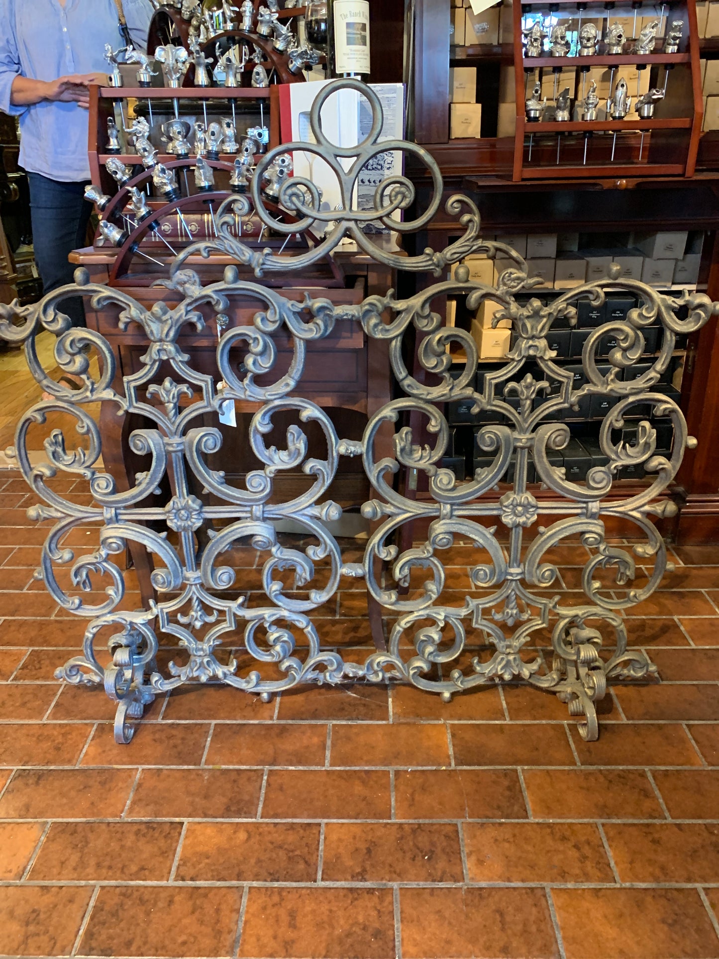 Front gate fireplace screen