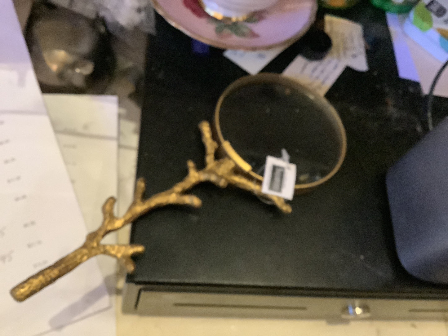 551. Gold branch mag glass