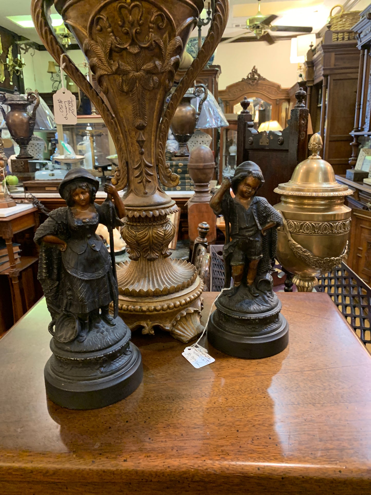 2081. Bronze man and women statues