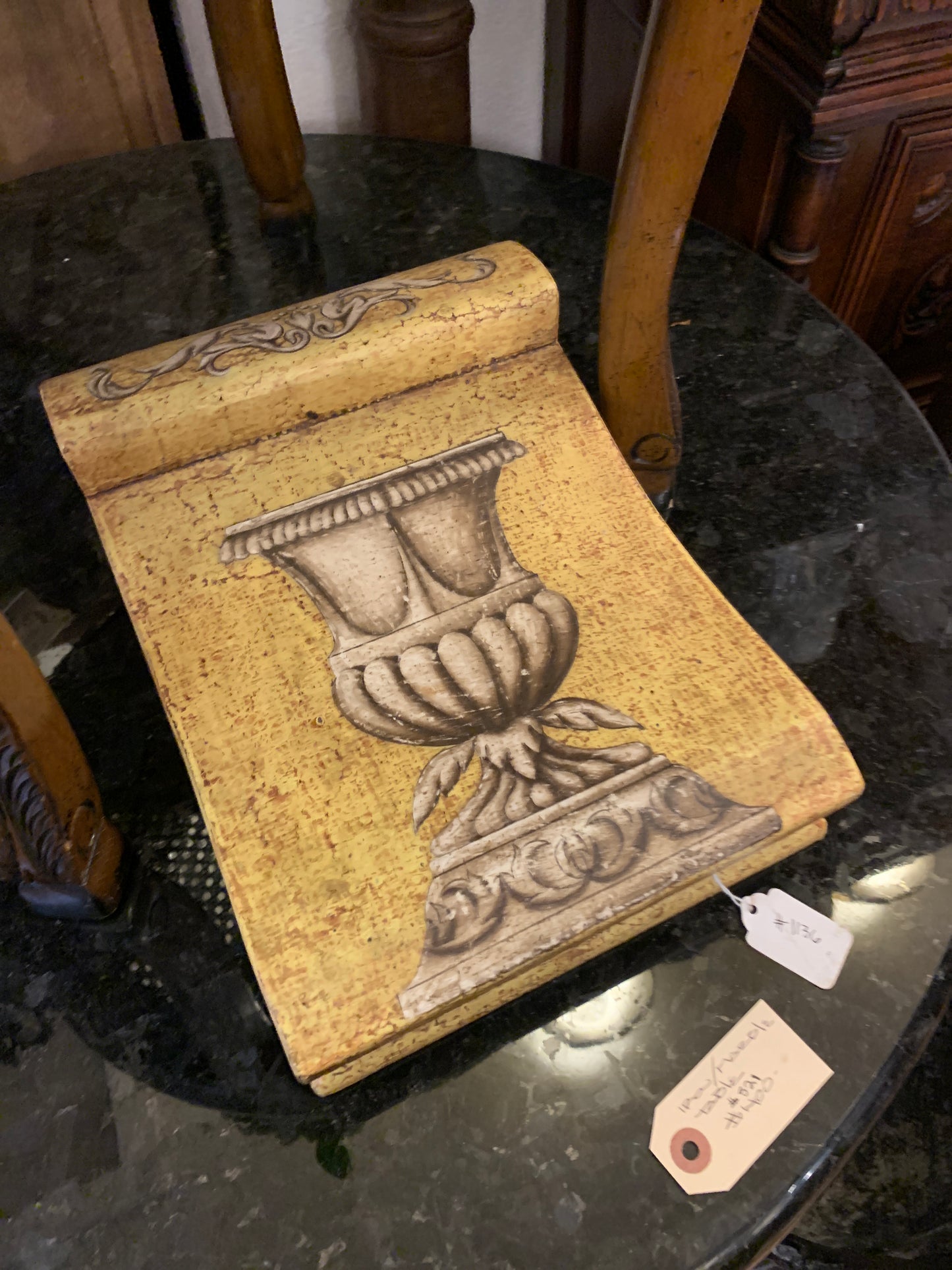 1136. Yellow urn box