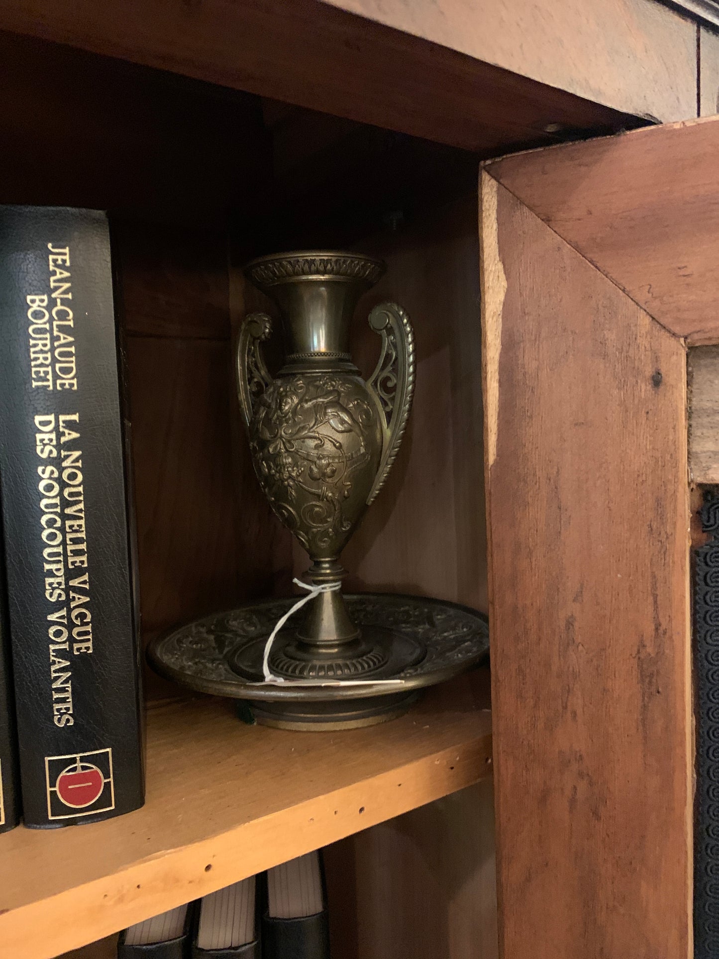 868. Metal cherub urns on plate