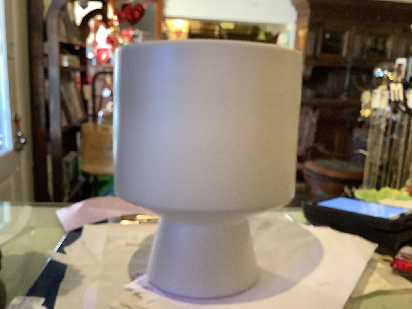 512. White ceramic planter