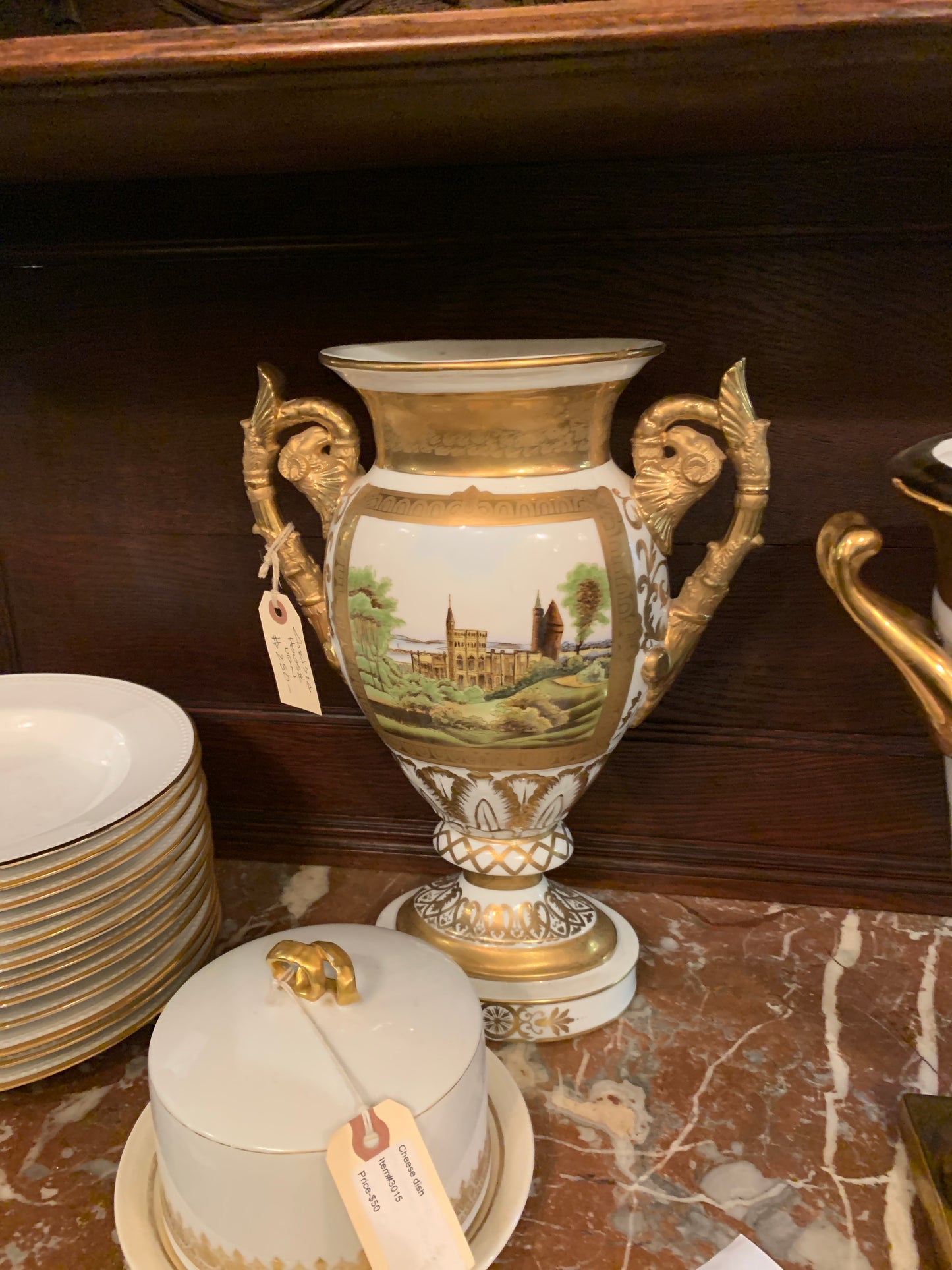2021. Chelsea House urn