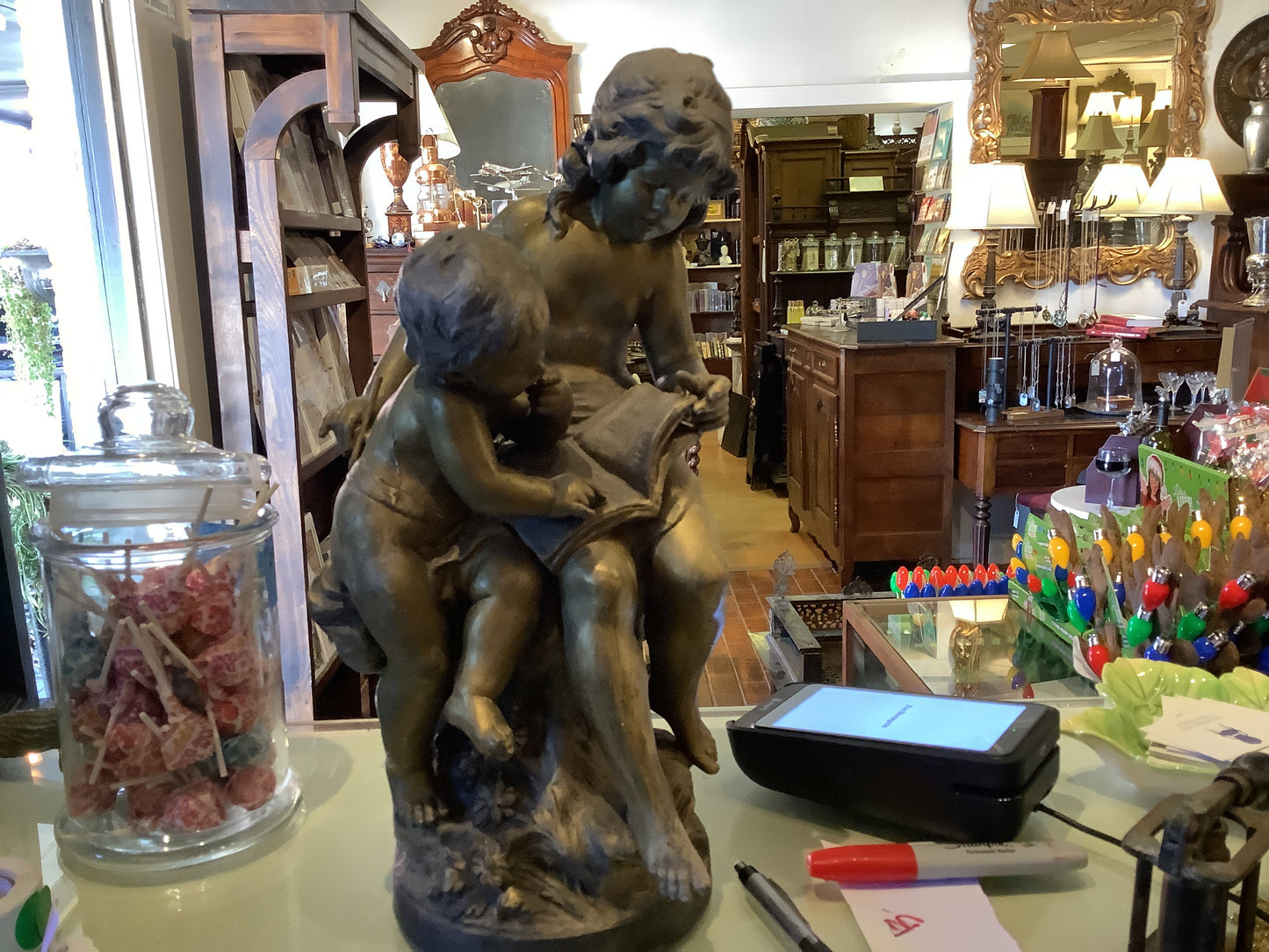3029. Children reading statue