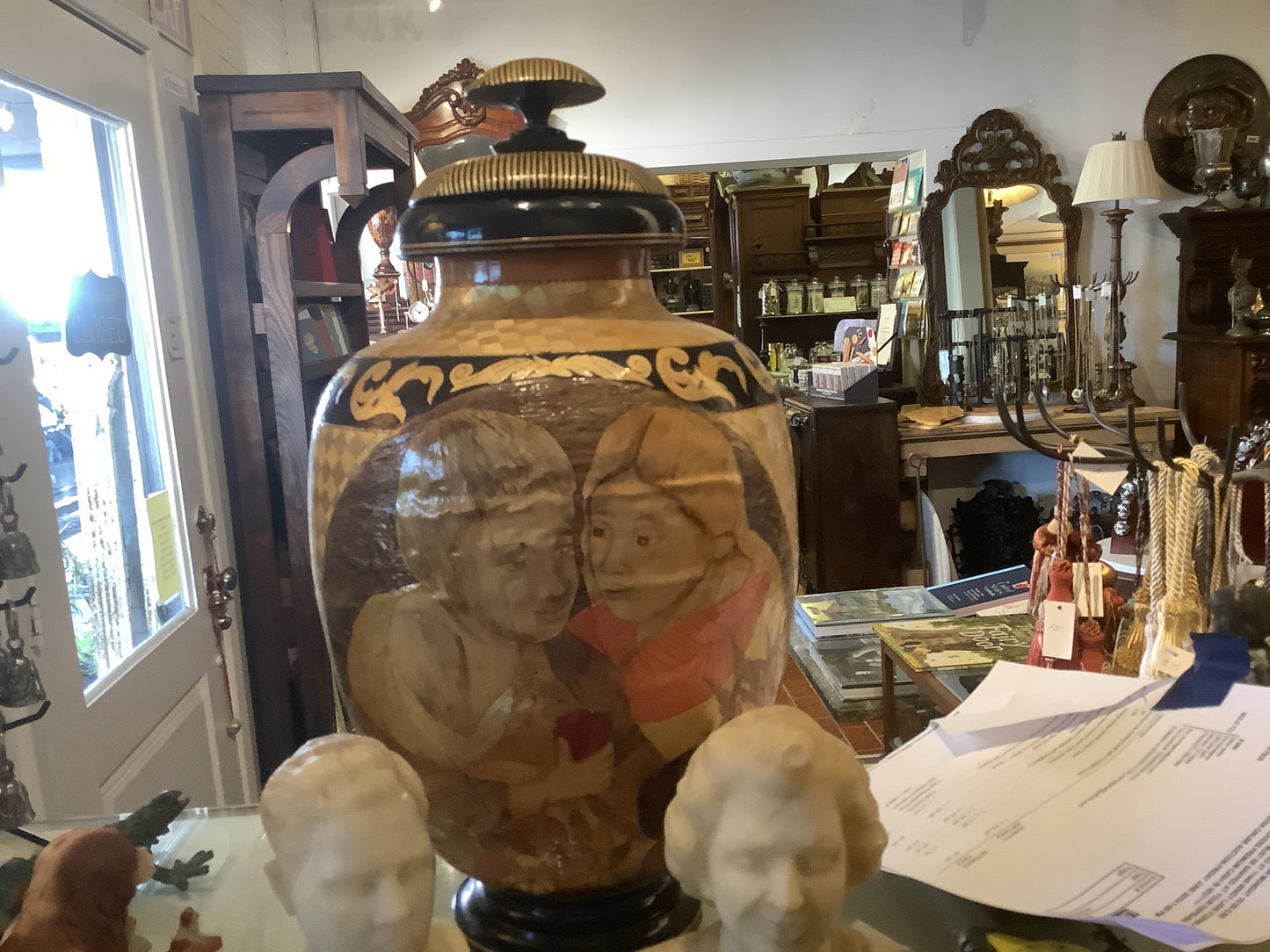 620. Jarron wood urn