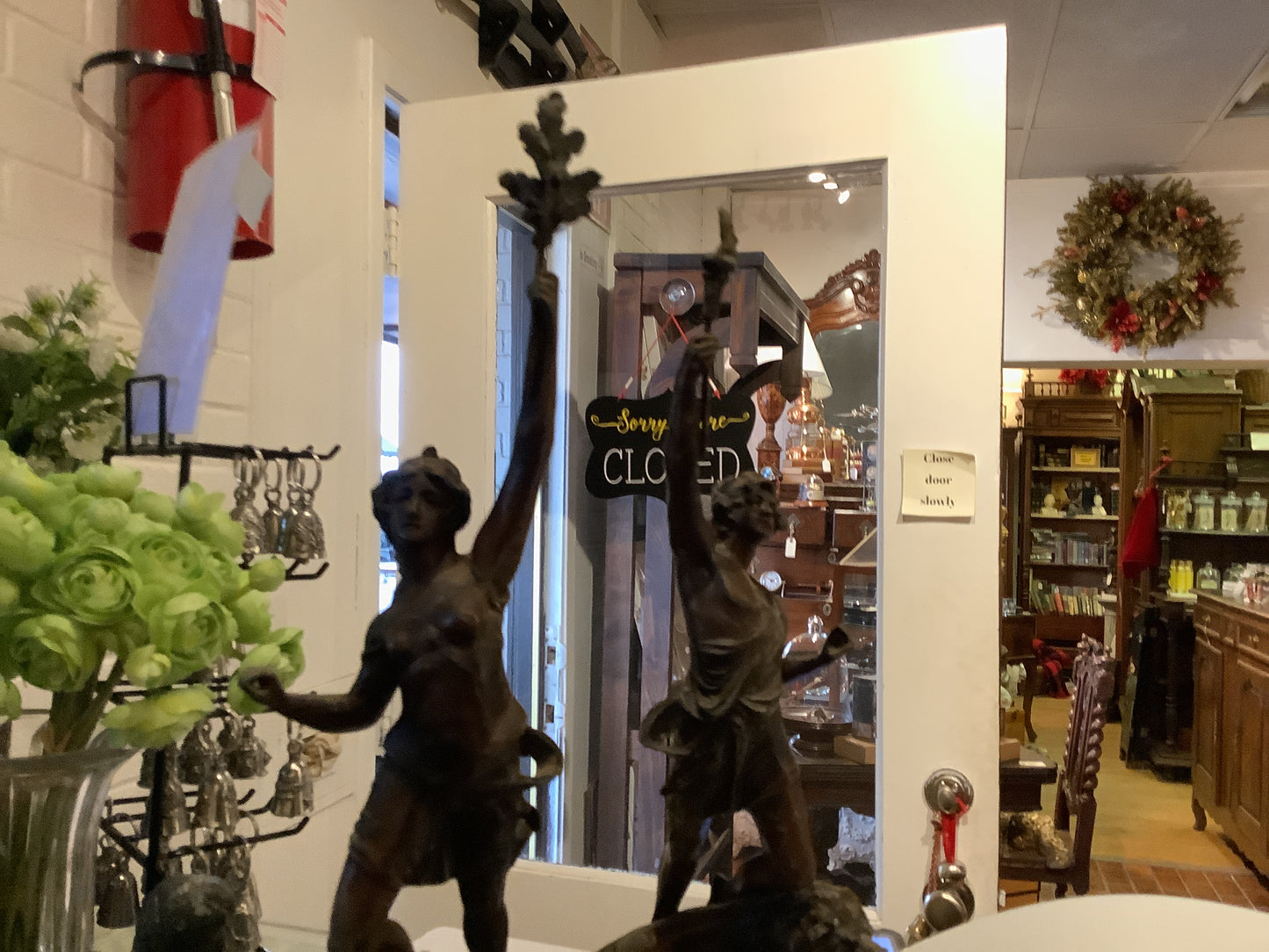 3076. Le Force & Le pouvoir statues on marble