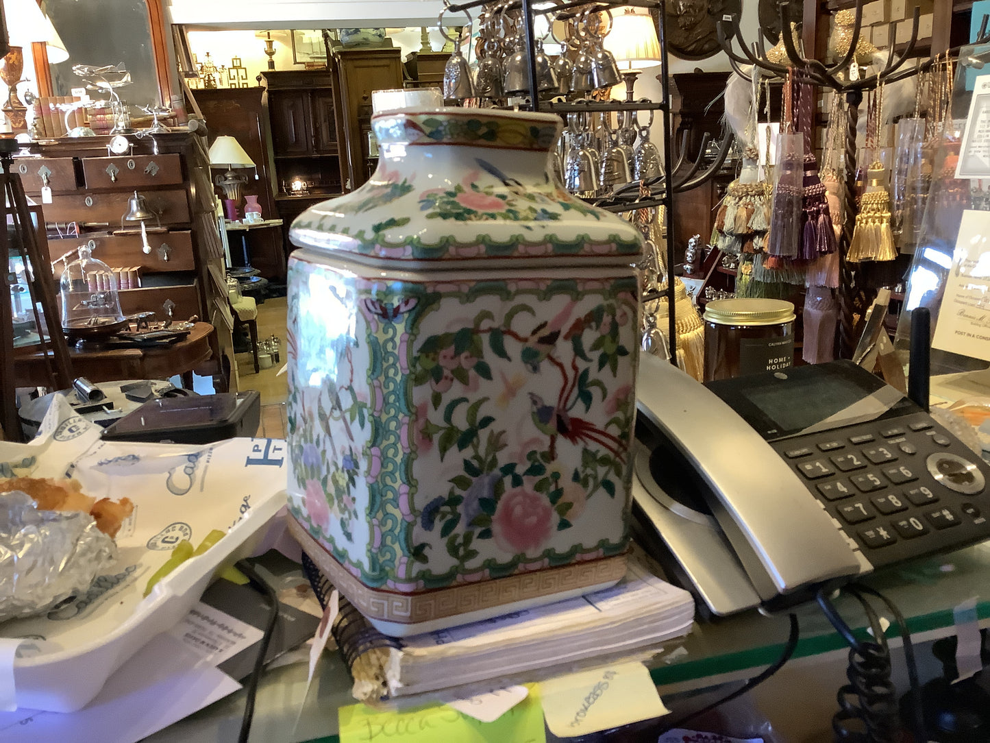 Chinoiserie box/vase