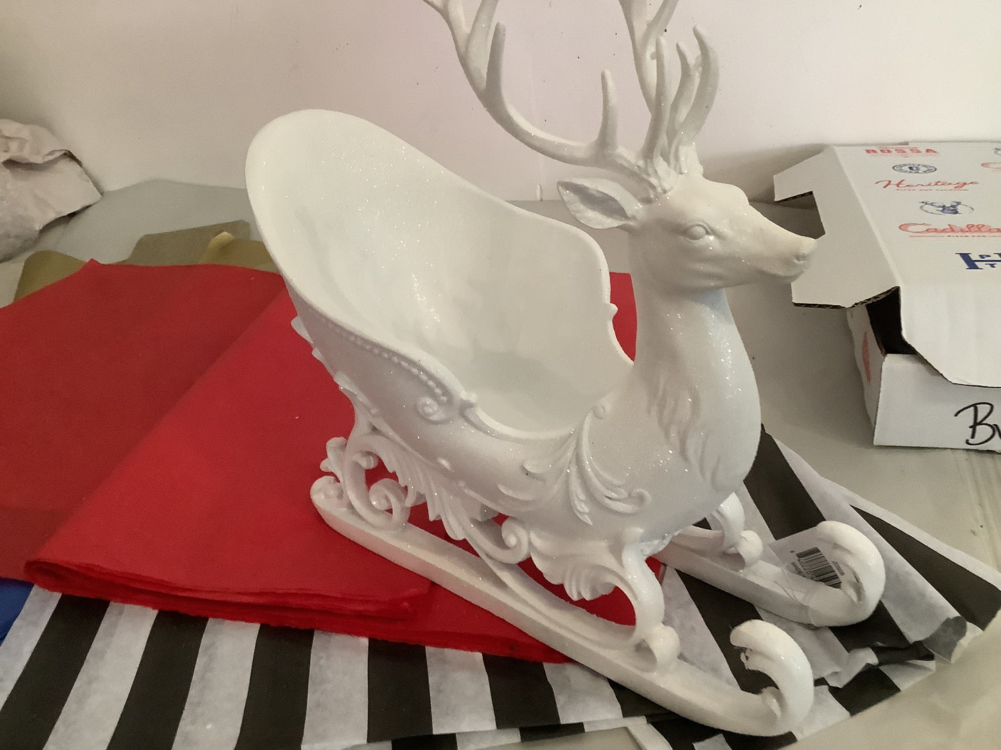 3040. Glitter deer sleigh