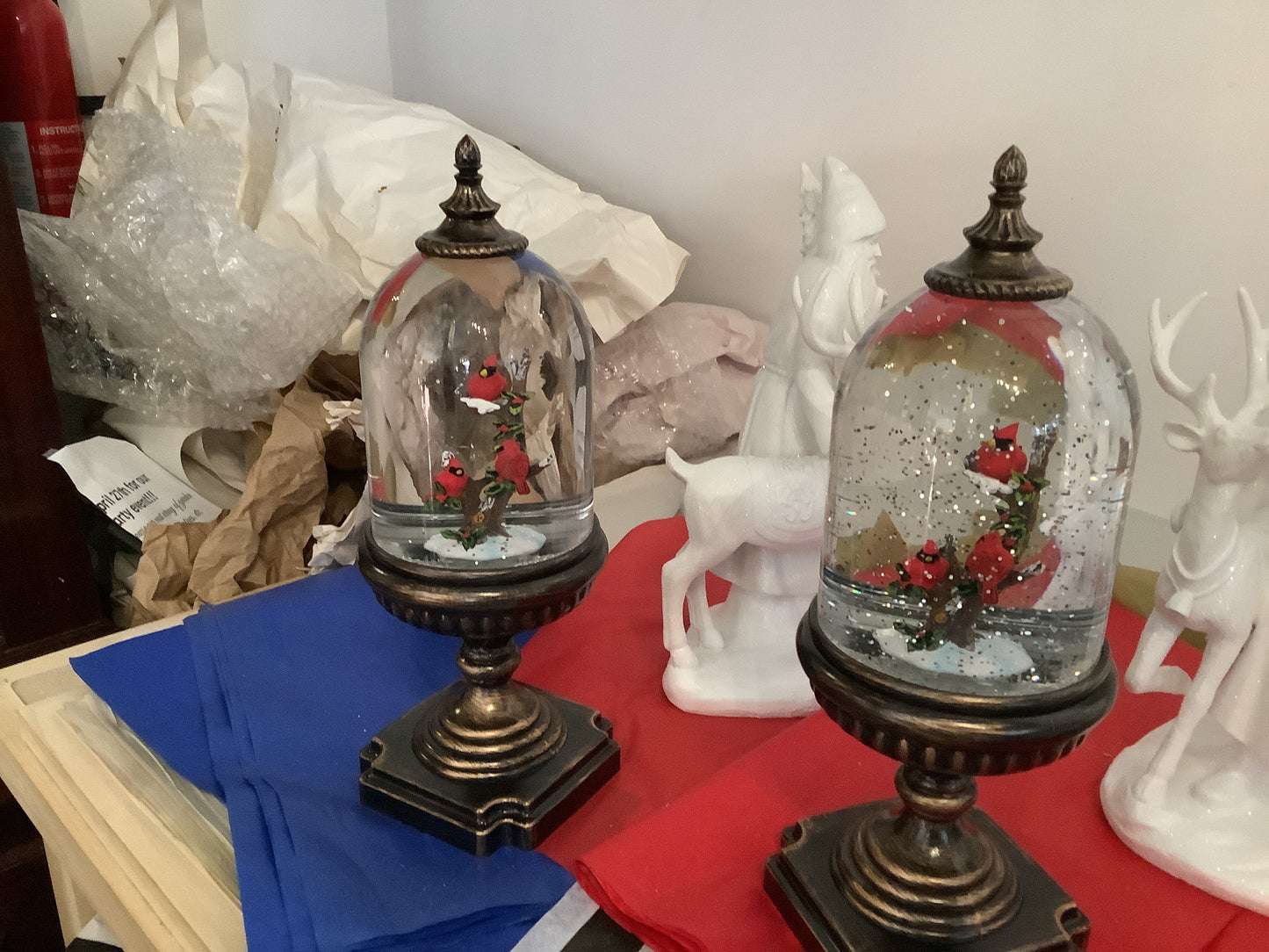 3035. Cardinal snowglobe