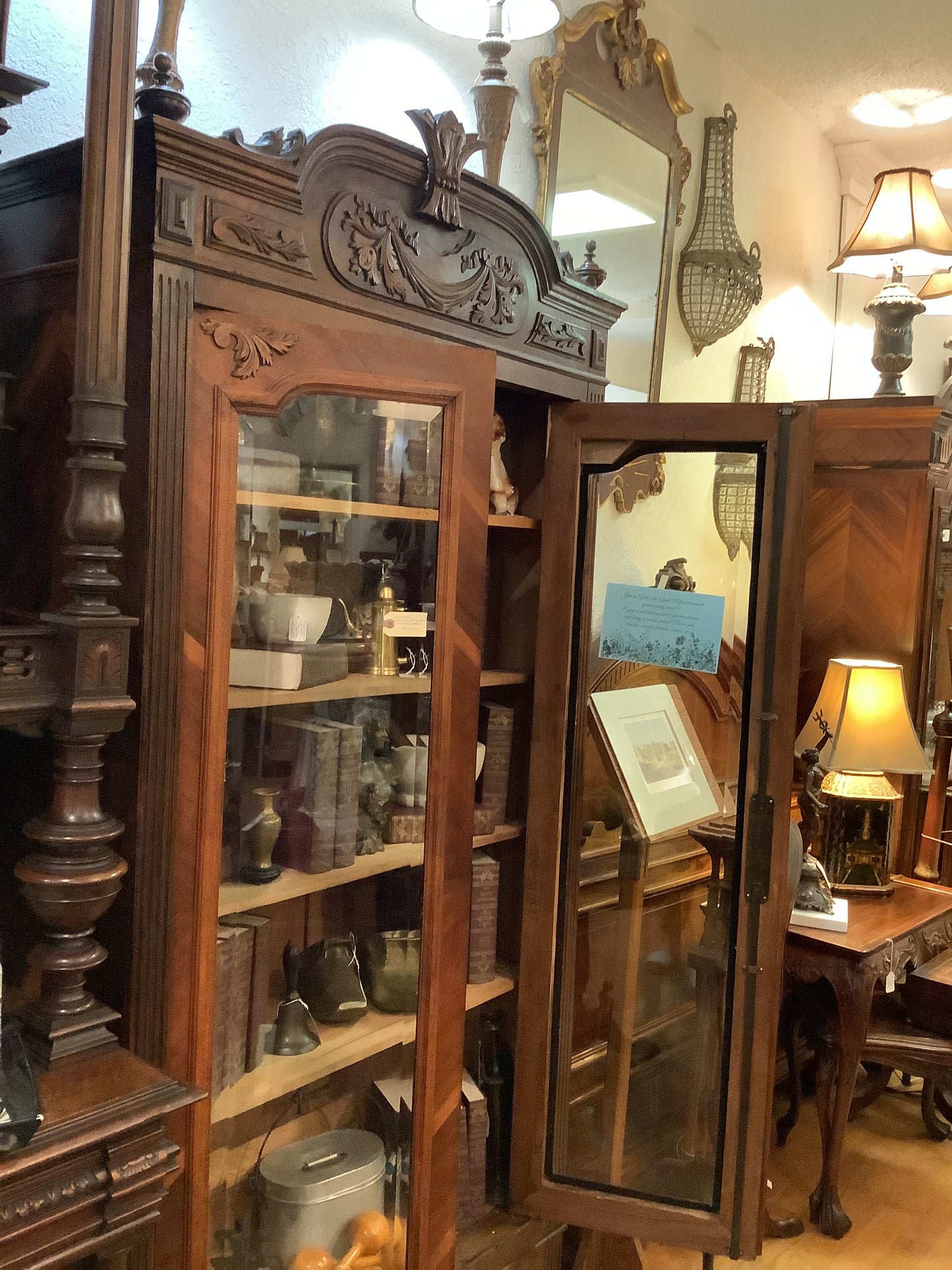 562. Glass doors display/bookcase