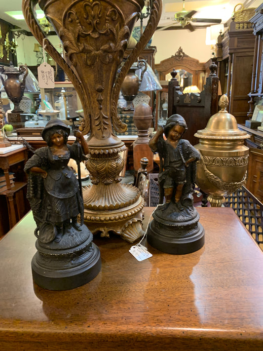 2081. Bronze man and women statues