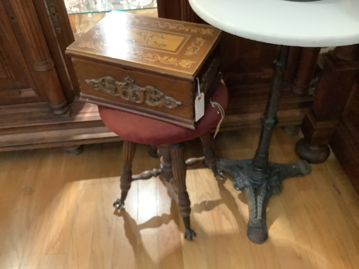 718. Piano/vanity stool