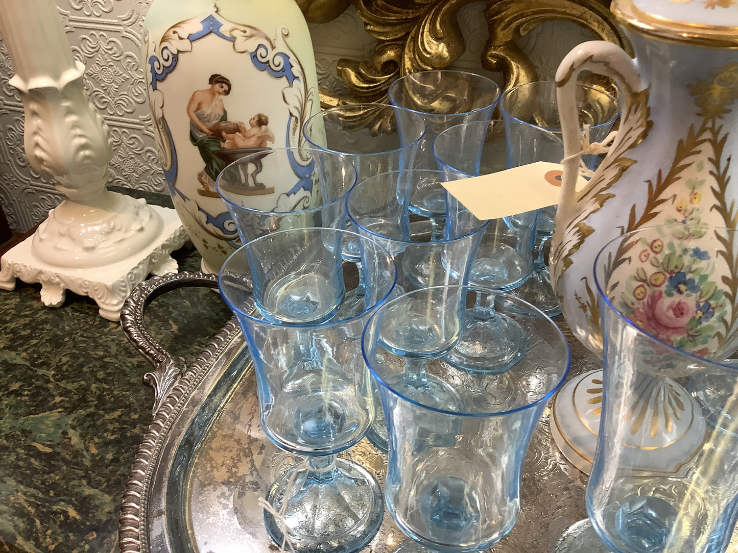 220. Blue white wine/8