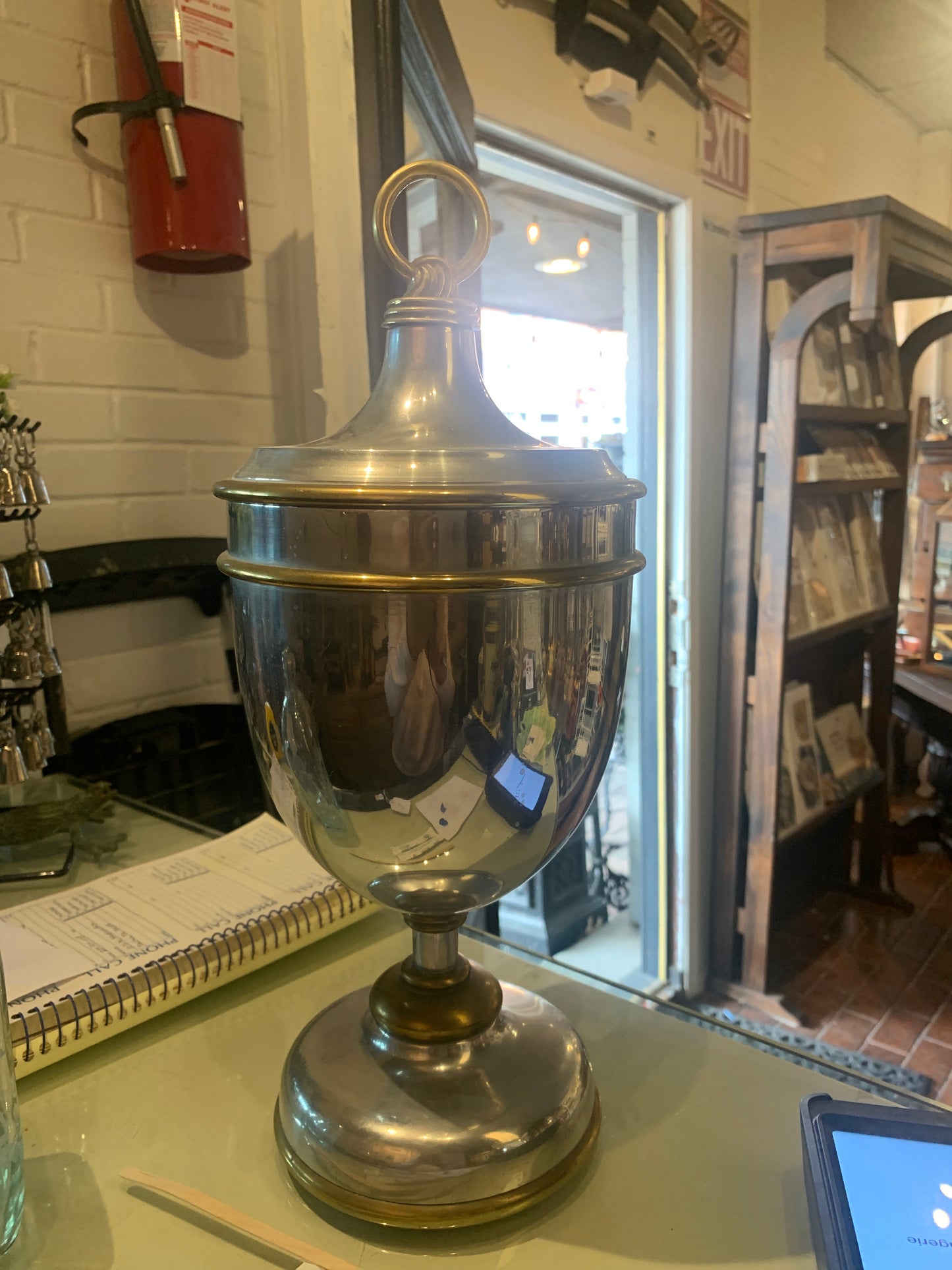 935. Global views urns