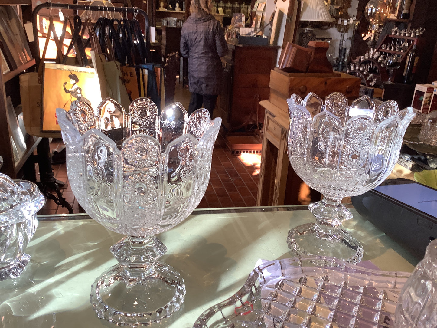 Pinwheel footed dish