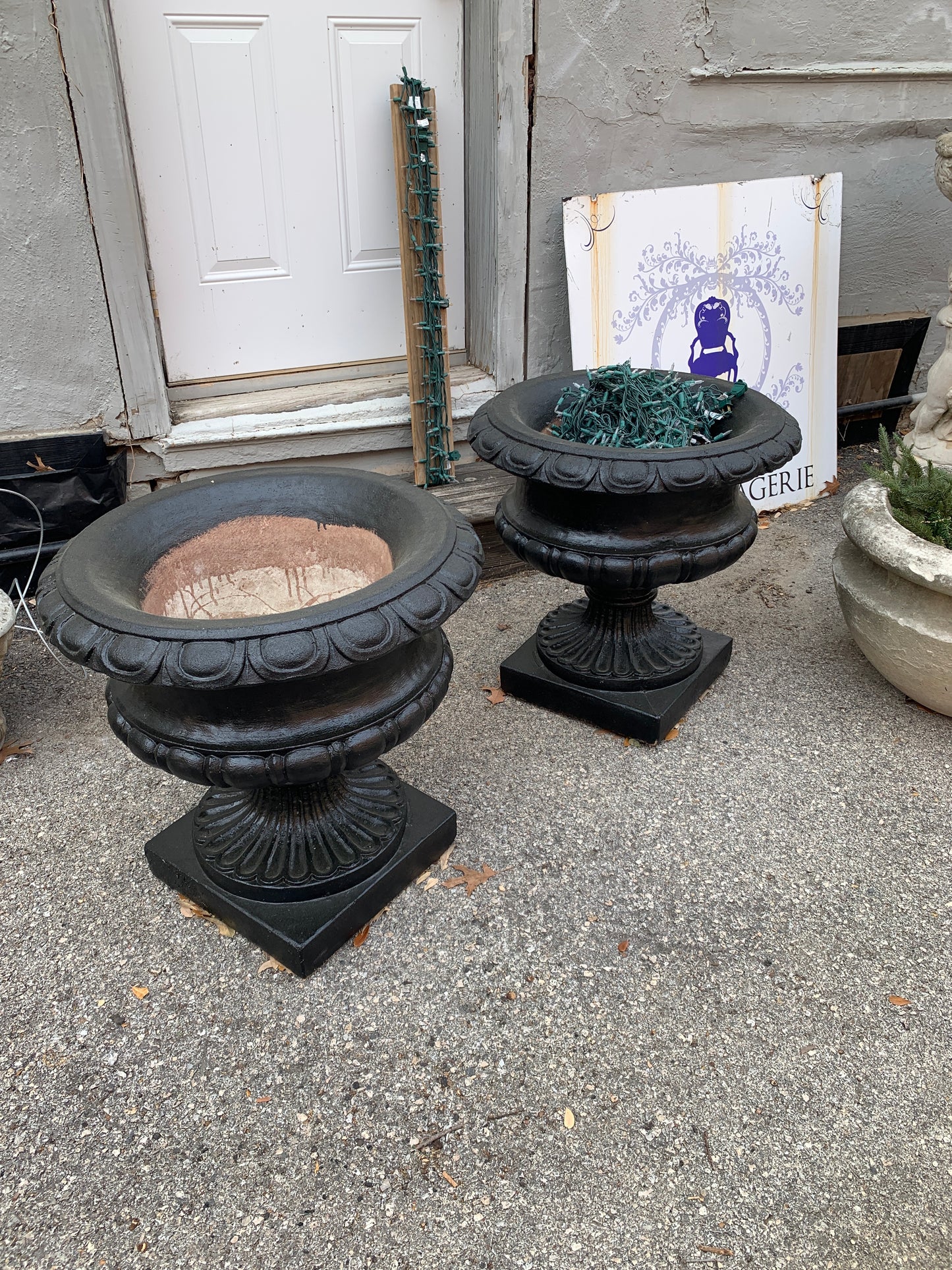 24. Concrete black color urns/2