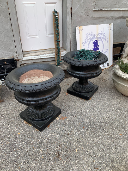 24. Concrete black color urns/2