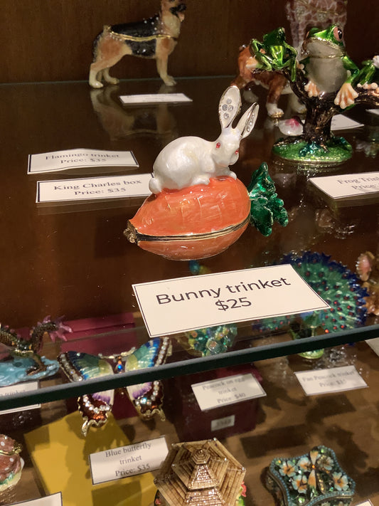 3053. Bunny on carrot trinket