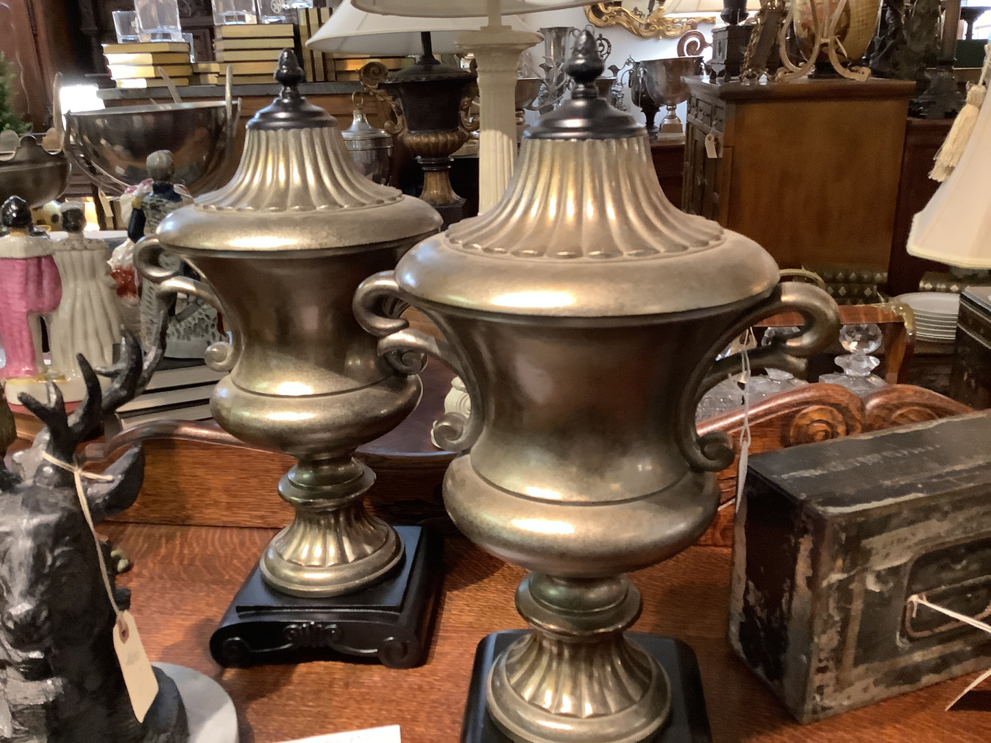 4022. Urns on base