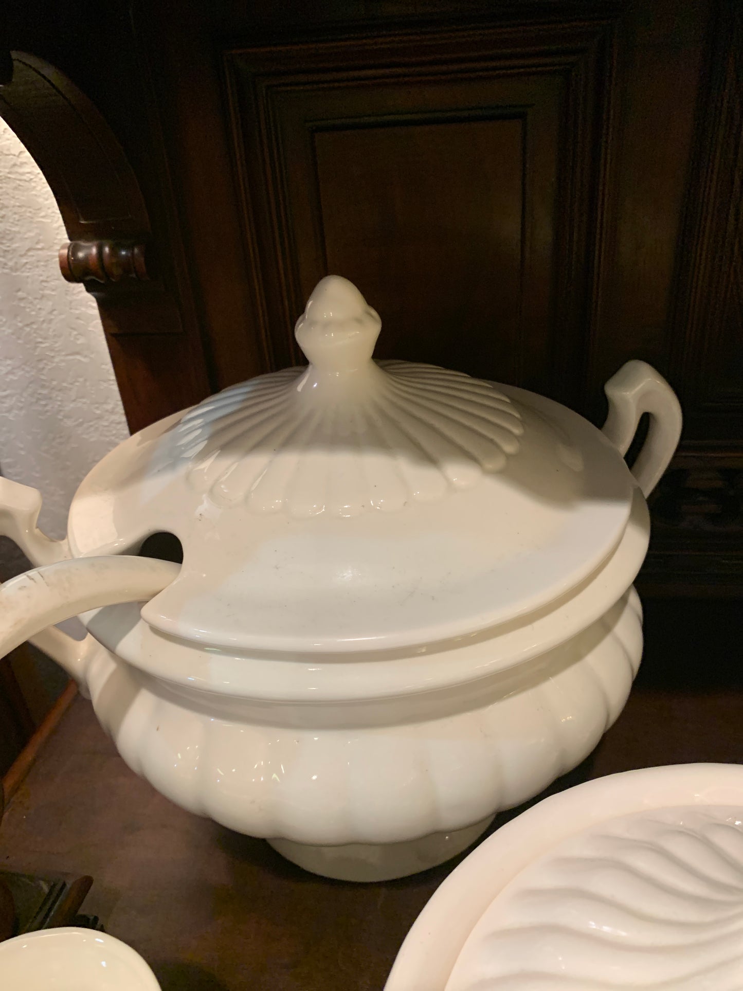 4031. Large ribbed tureen