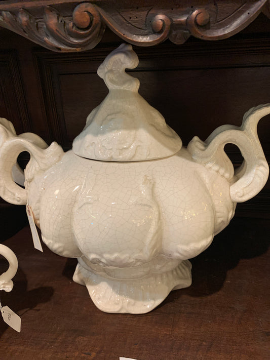 304. Decorative crackle tureen